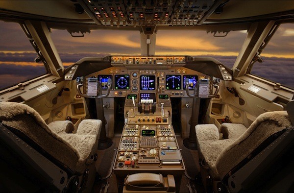 airplane cockpit floor plan